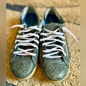 Meet AlKA, the best-selling CLOUD sneaker.